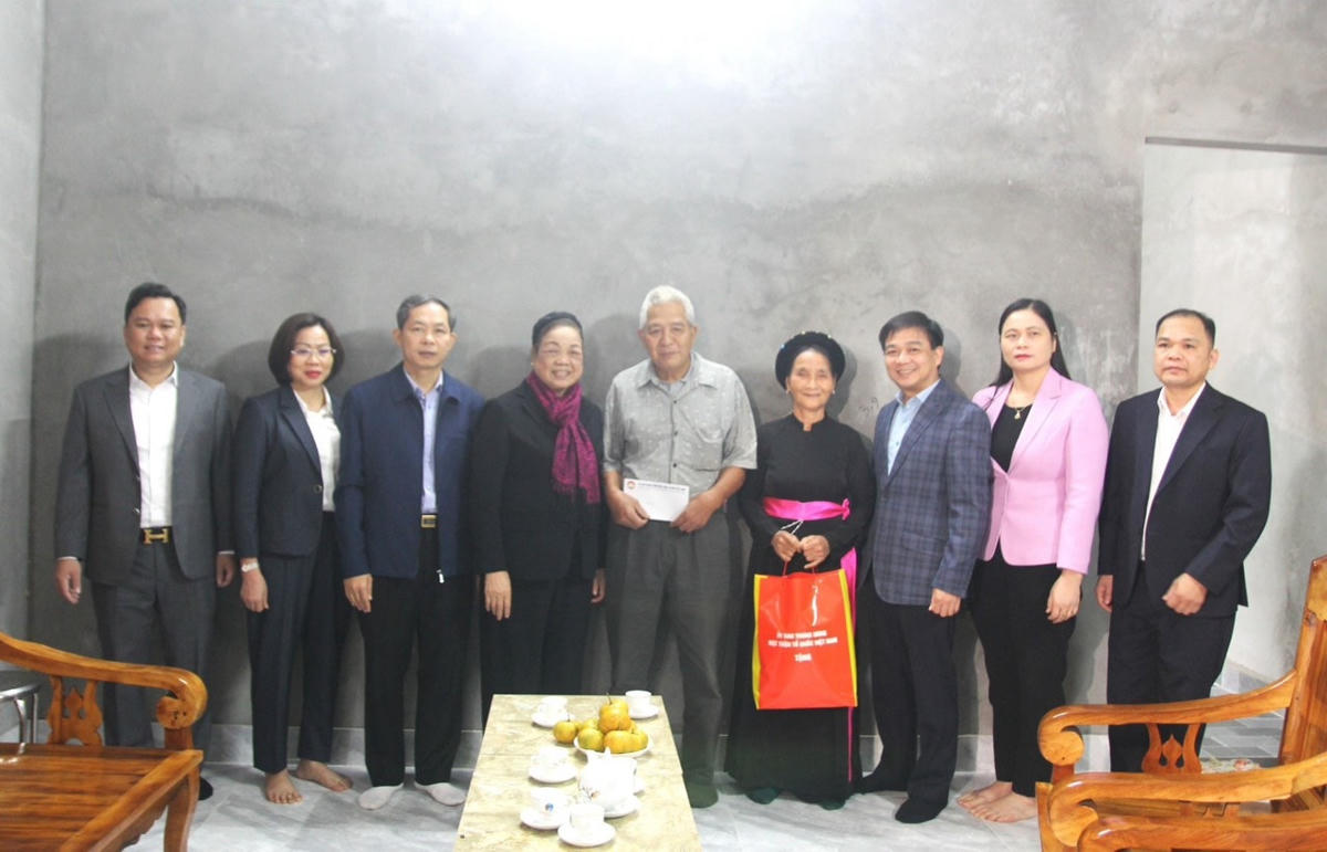 Bà Hà Thị Khiết, nguyên Bí thư Trung ương Đảng, nguyên Trưởng Ban Dân vận Trung ương, Phó Chủ tịch không chuyên trách UBTƯ MTTQ Việt Nam tặng quà  ông Lương Thái Hồng, người uy tín của thôn Chương.