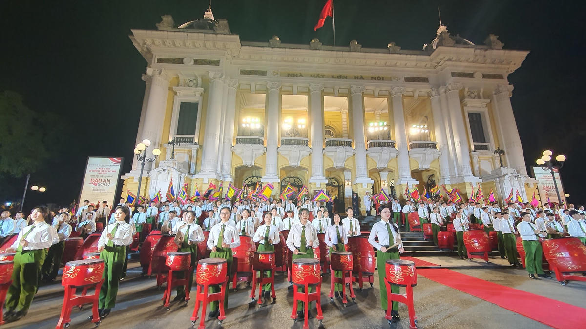 Chương trình nghệ thuật đặc biệt “Đề cương về văn hóa Việt Nam – Những dấu ấn lịch sử”. (ảnh: Khiếu Minh).