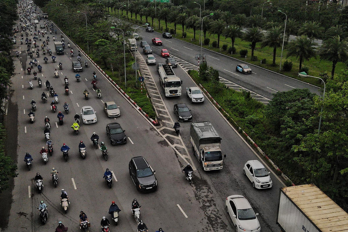 Vừa qua, ngày 5/5, một ô tô khách mang biển kiểm soát 15F-001.xx, do tài xế T.V.L. (29 tuổi, ở Hải Phòng) điều khiển, đi đến Km4+00 trong làn cao tốc của Đại lộ Thăng Long thì va chạm với xe máy mang biển số 88H1- 352.xx, do chị N.T.V.A. (23 tuổi, ở Vĩnh Phúc) điều khiển, đi cùng chiều. Theo lực lượng chức năng, cú va chạm mạnh khiến chị A. ngã ra đường, tử vong tại chỗ; chiếc xe máy do chị A. điều khiển bị hư hỏng.