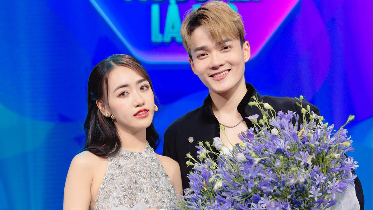 Nữ chính quyết định trao hoa cho ca sĩ Xuân Nhã.
