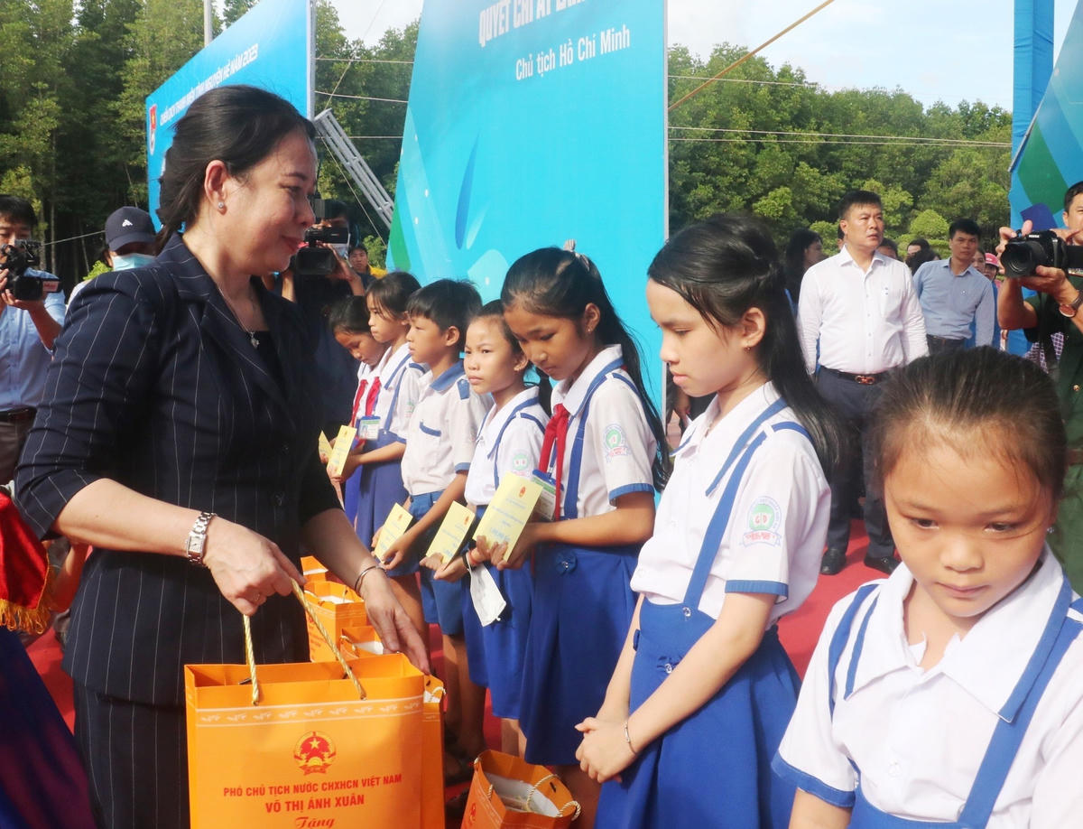 Phó Chủ tịch Nước Võ Thị Ánh Xuân trao học bổng và tặng quà cho các em học sinh.