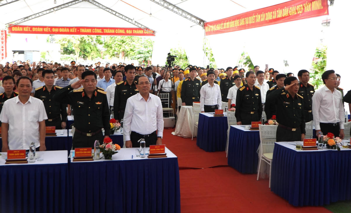 Đại tướng Phan Văn Giang - Bộ trưởng Bộ Quốc phòng và Phó Chủ tịch Ủy ban Trung ương MTTQ Việt Nam Hoàng Công Thủy cùng các đại biểu dự Ngày hội.