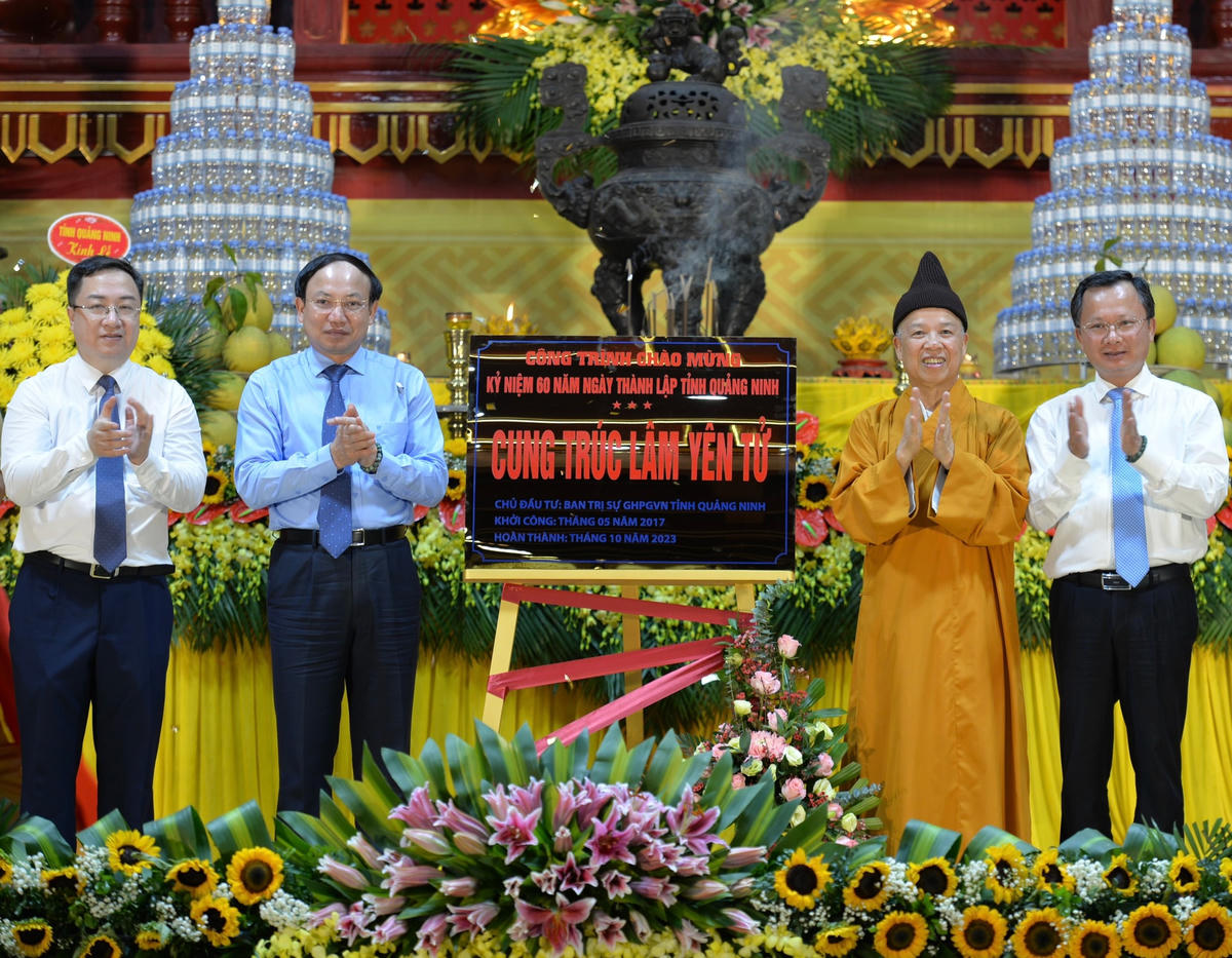 Lãnh đạo tỉnh và lãnh đạo GHPG Việt Nam tỉnh Quảng Ninh gắn biển công trình chào mừng kỷ niệm 60 năm Ngày thành lập tỉnh.