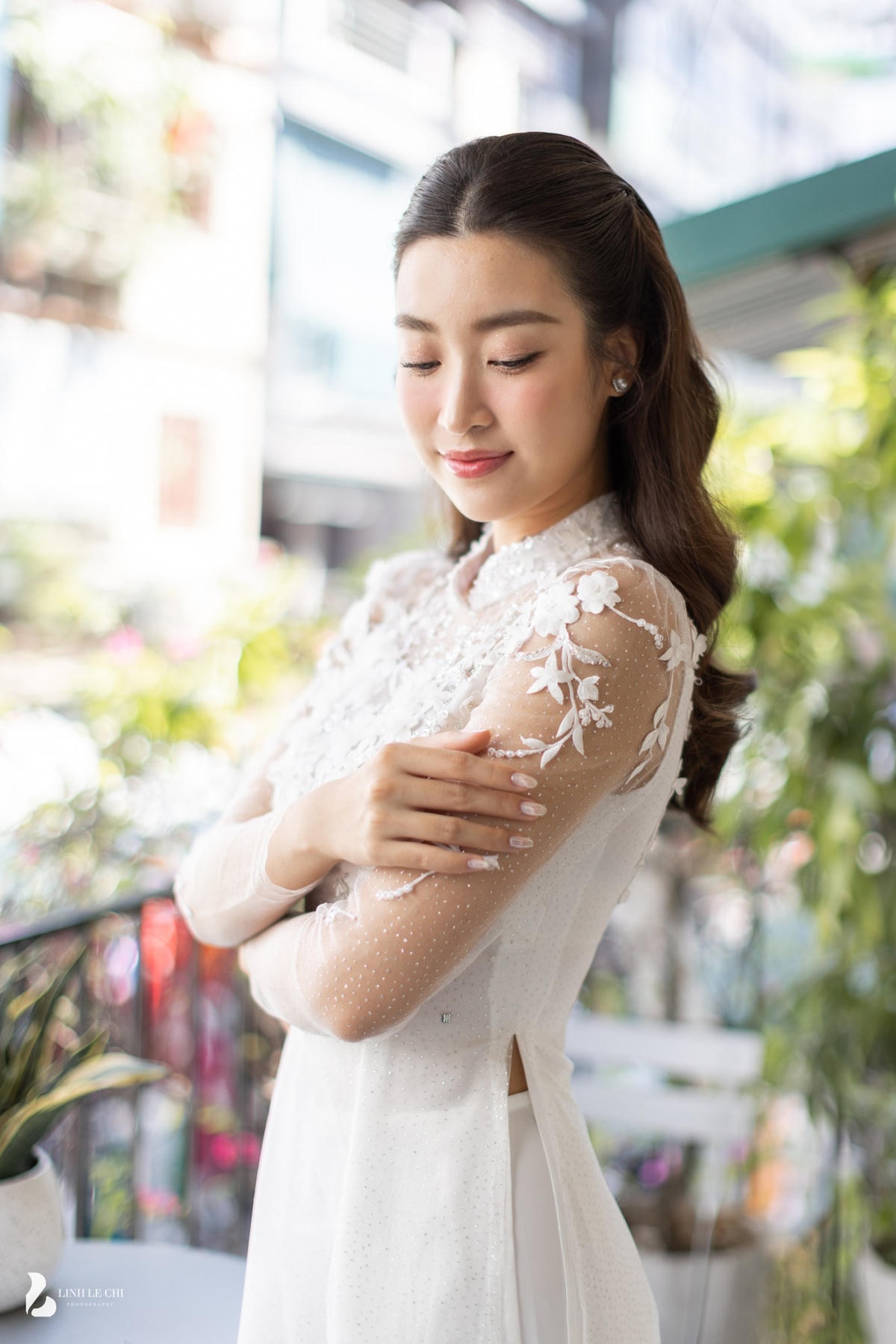 Hoa hậu Đỗ Mỹ Linh rạng rỡ trong lễ ăn hỏi. 