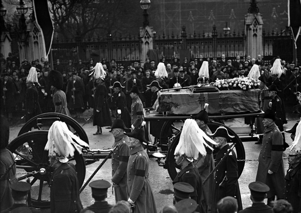 Linh cữu của Vua George V sau khi rời Westminster Hall ở London vào ngày 28/1/1936.  