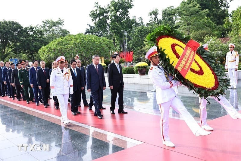 Các đồng chí lãnh đạo, nguyên lãnh đạo Đảng, Nhà nước đặt vòng hoa tại Đài tưởng niệm các Anh hùng liệt sỹ trên đường Bắc Sơn (Ba Đình, Hà Nội). (Ảnh: Minh Đức/TTXVN)
