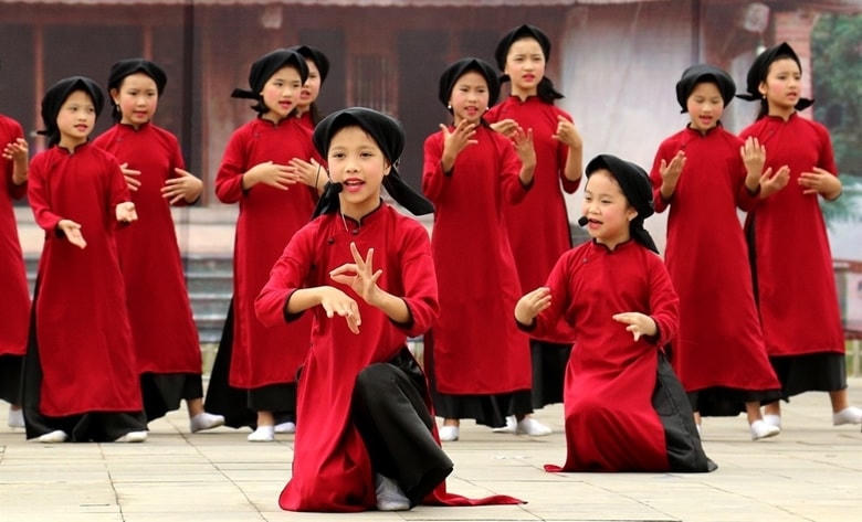 Truyền dạy hát Xoan cho lớp trẻ tại Phú Thọ.  