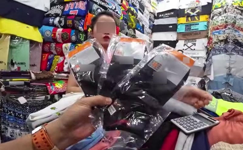 3 đôi tất (vớ) được tiểu thương hét giá 700.000 đồng. Ảnh: Youtube KiKi.