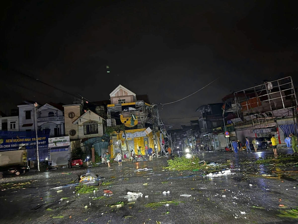 Dông, lốc làm hư hỏng các cột điện, biển quan 