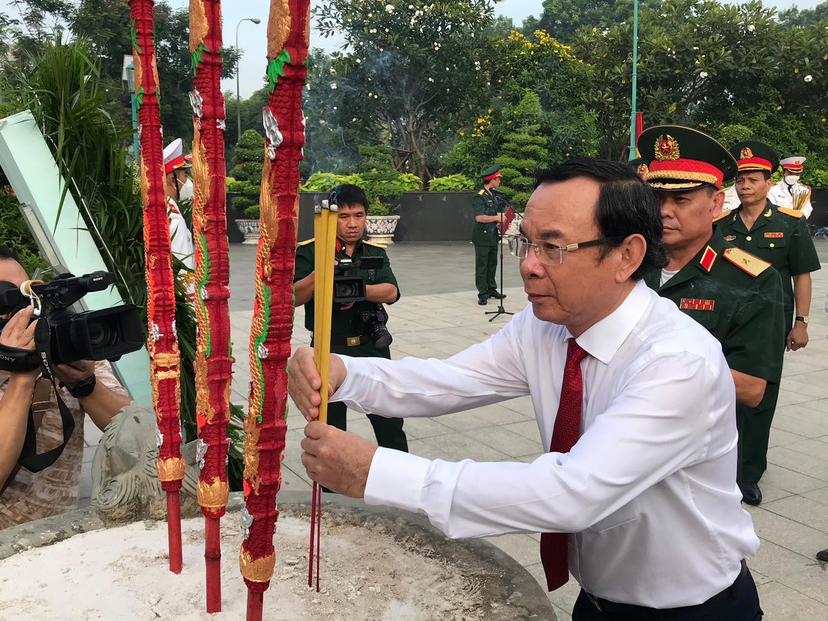 Bí thư Thành ủy TP HCM Nguyễn Văn Nên đại diện lãnh đạo TP HCM thắp nén hương tưởng nhớ các anh hùng, liệt sĩ (Ảnh: Anh Đức).
