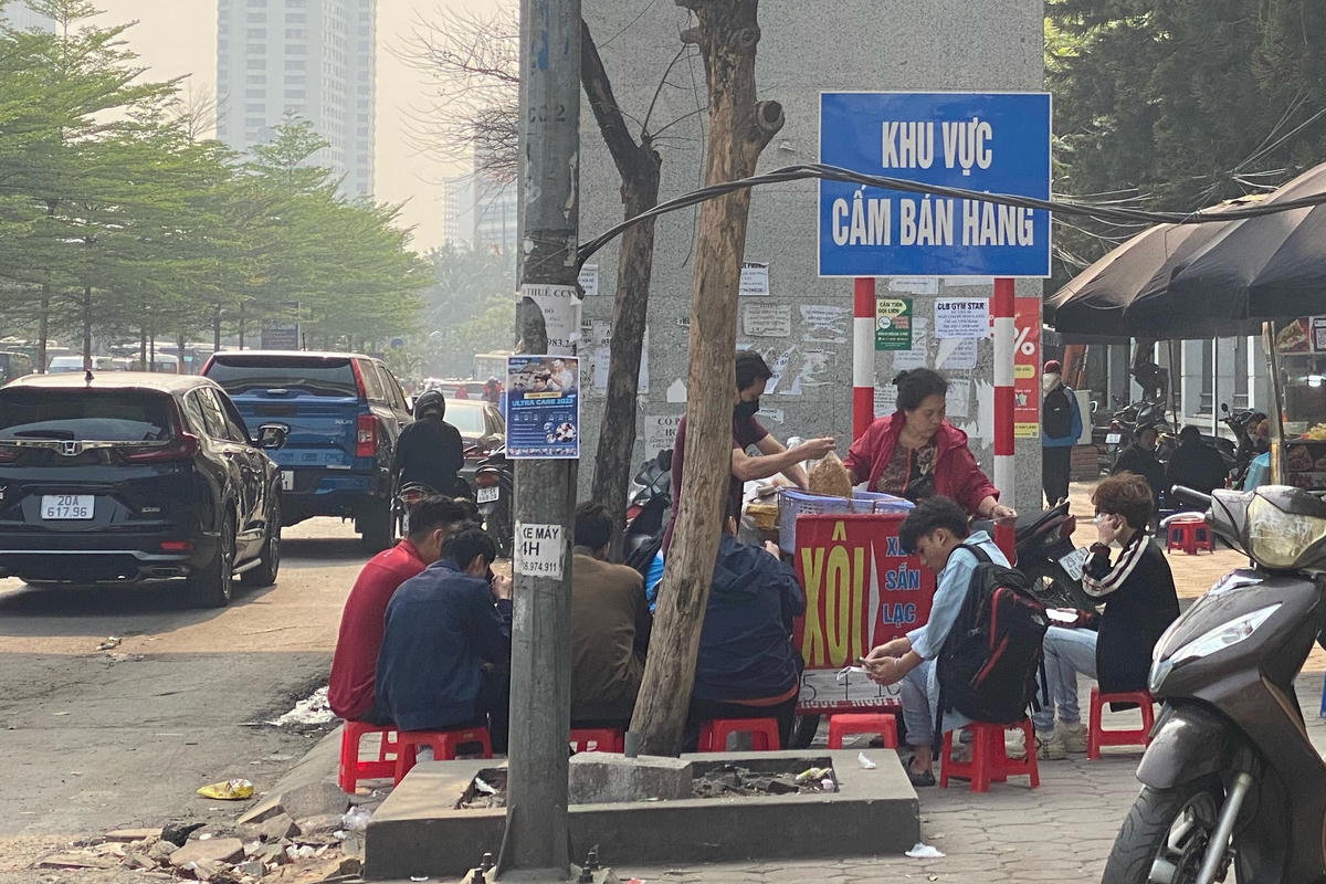 "Nhiều lần bảo vệ đã can thiệp nhắc nhở, tuy nhiên có lần còn bị người dân dọa, thậm chí là đánh. Thời gian tới chúng tôi sẽ tiếp tục phối hợp với chính quyền địa phương nhằm chấm dứt tình trạng này", ông Hiếu cho hay.