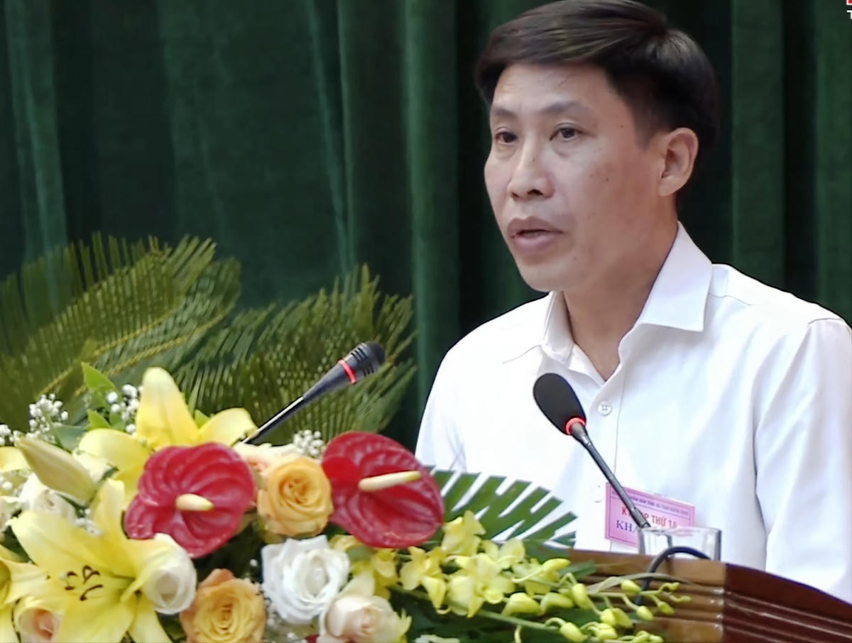 Ông Hoàng Anh Đức, Phó Chủ tịch Ủy ban MTTQ Việt Nam tỉnh Hà Tĩnh báo cáo tại kỳ họp.