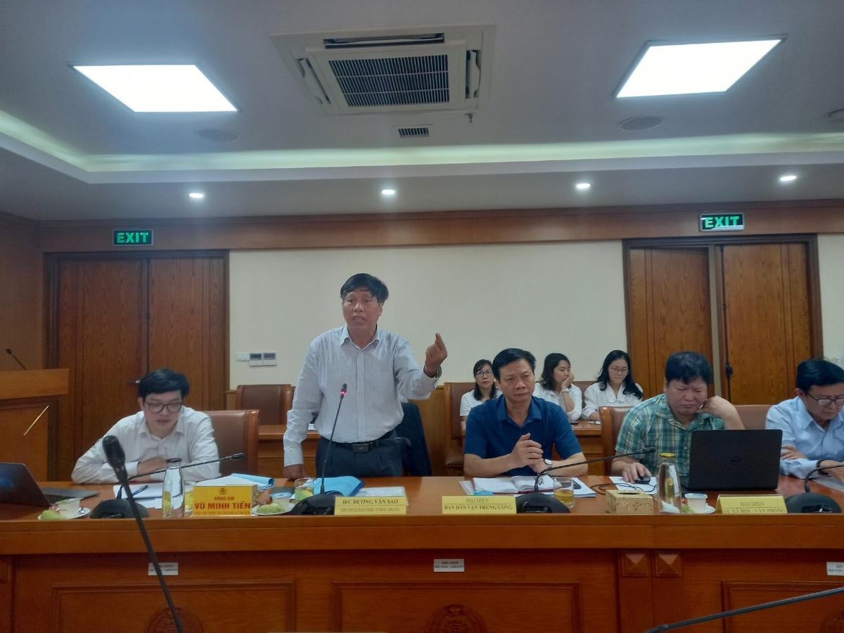 Các đại biểu phát biểu tại hội thảo.