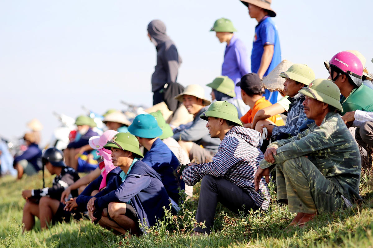 Mặc cho thời tiết nắng nóng nhưng khán giả tham gia cổ vũ và hò reo mỗi khi "nơm thủ" bắt được cá vẫn ngày càng tăng.
