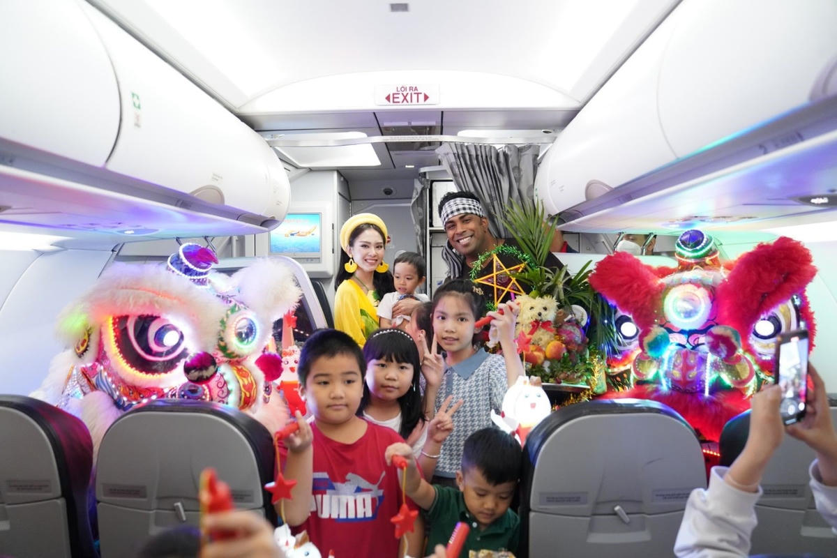Bay Vietjet vui Tết Trung Thu tưng bừng cùng Hoa hậu Thế giới Việt Nam 2022 Huỳnh Nguyễn Mai Phương