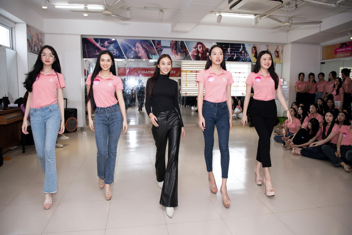 Sau ba ngày huấn luyện cùng Tuyết Như, các thí sinh tiếp tục gặp lại đạo diễn catwalk Nguyễn Hưng Phúc để cùng tập luyện, chuẩn bị cho phần thi Người đẹp tài năng diễn ra ngày 19/11 và đêm chung khảo toàn quốc ngày 26/11.