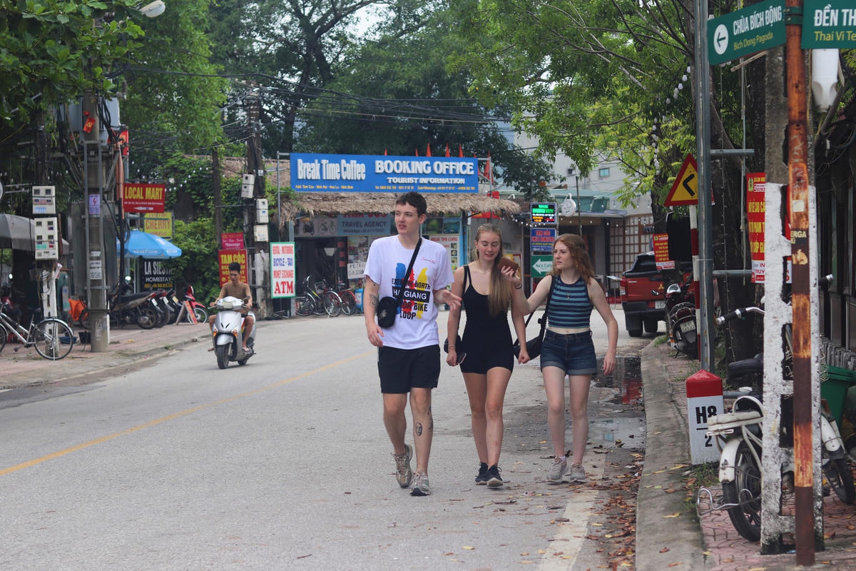 Đường vào KDL khá vắng vẻ du khách.