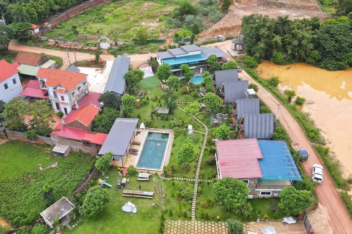 Theo ghi nhận, xung quanh điểm sạt lở có nhiều khu nghỉ dưỡng, homestay đã hoàn thiện và đi vào hoạt động.