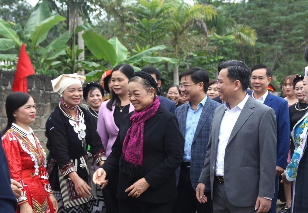 Bà Hà Thị Khiết, nguyên Bí thư Trung ương Đảng, nguyên Trưởng Ban Dân vận Trung ương, Phó Chủ tịch không chuyên trách UBTƯ MTTQ Việt Nam và nhân dân thôn Chương, xã Hùng Lợi