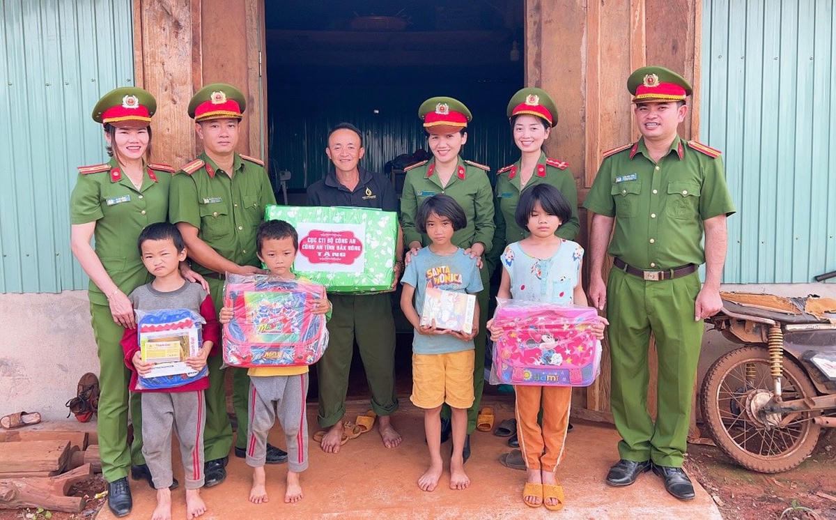 Đoàn công tác của Cục Cảnh sát quản lý tạm giữ, tạm giam và thi hành án hình sự tại cộng đồng và Công an tỉnh Đắk Nông tổ chức thăm, tặng quà cho người dân.