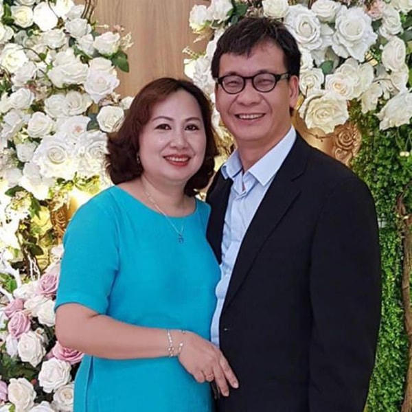 Ở tuổi 54, NSƯT Đức Khuê có cuộc sống bình lặng bên người vợ kín tiếng, đảm đang. 