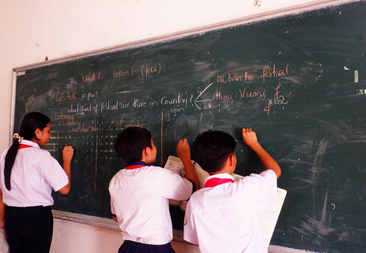 Các em học sinh của Trường Tiểu học - Trung học cơ sở Thổ Châu hứng khởi trong giờ học. 