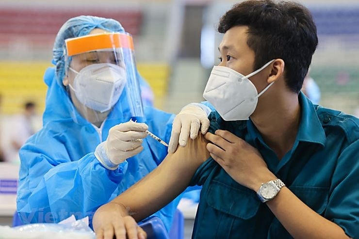 Tiêm vaccine ngừa Covid-19 cho người dân. Ảnh: TTXVN.