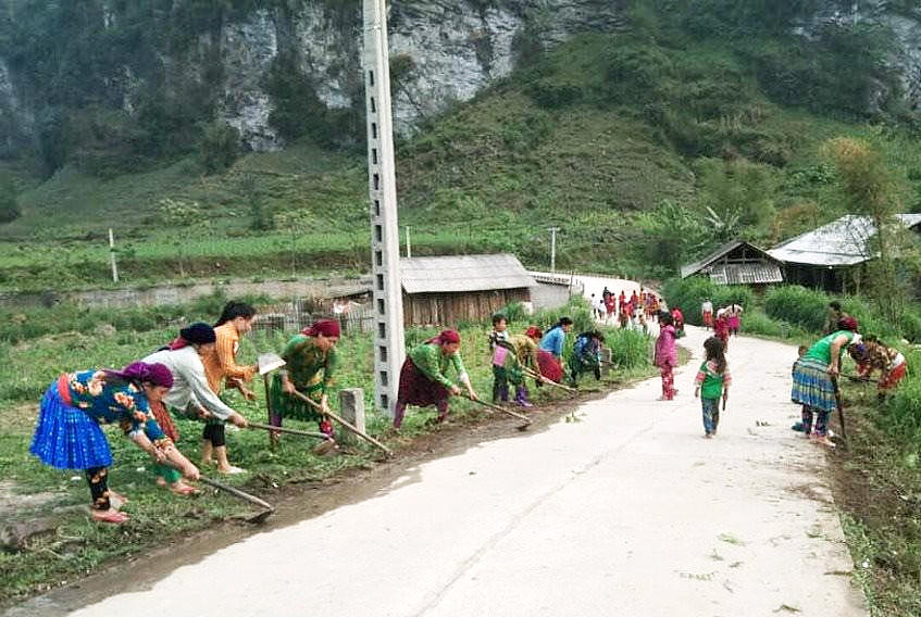 Hội viên Hội Liên hiệp Phụ nữ tỉnh Hà Giang tham gia cải tạo cảnh quan môi trường xanh - sạch - đẹp.