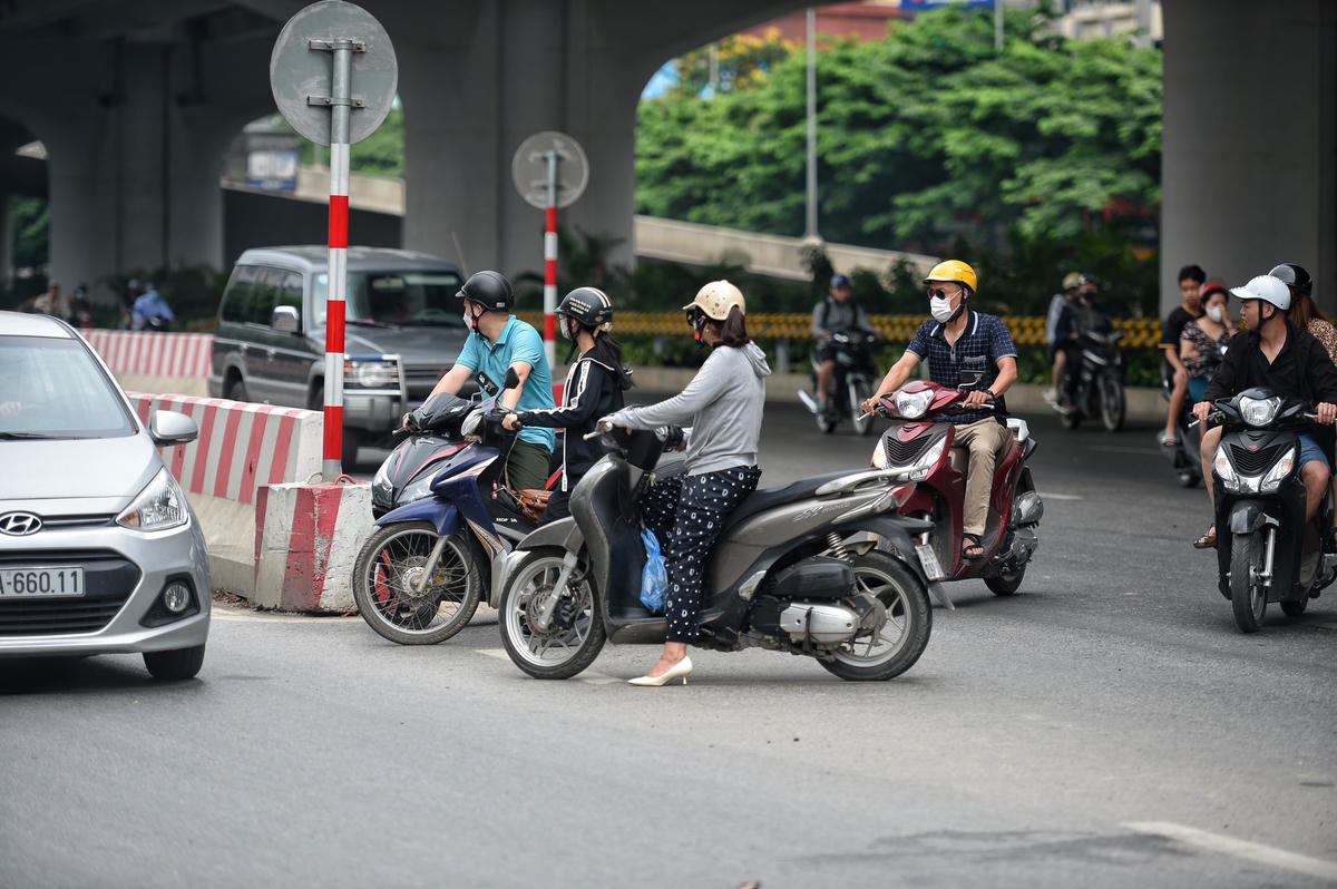 "Chúng tôi cũng biết đi ngược chiều là sai pháp luật, gây mất ATGT. Nhưng nếu mà đi theo đúng nút giao để quay đầu về đường Trần Cung thì phải đi thêm hơn 3 km. Đặc biệt, tại phía bên kia đường có chợ Cổ Nhuế, nhiều trường học... nên rất nhiều người dân di chuyển sang, việc đi ngược chiều về diễn ra thường xuyên. Nhiều lúc qua đường cũng lạnh gáy nhưng chẳng biết phải làm thế nào", chị Hằng chia sẻ.