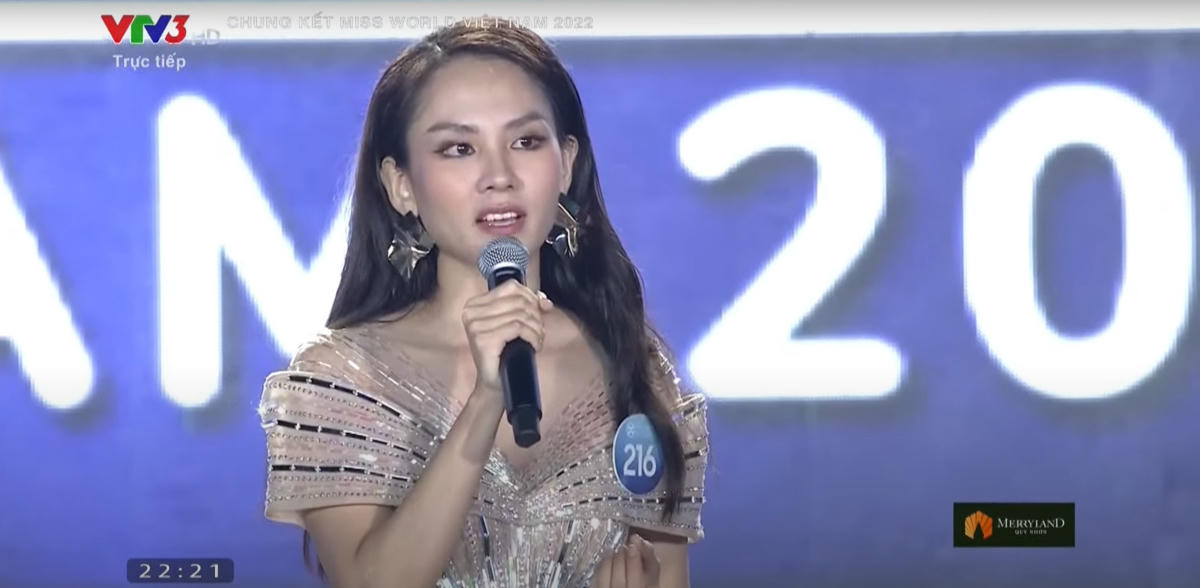 Thí sinh Mai Phương nhận câu hỏi từ Hoa hậu Trần Tiểu Vy.