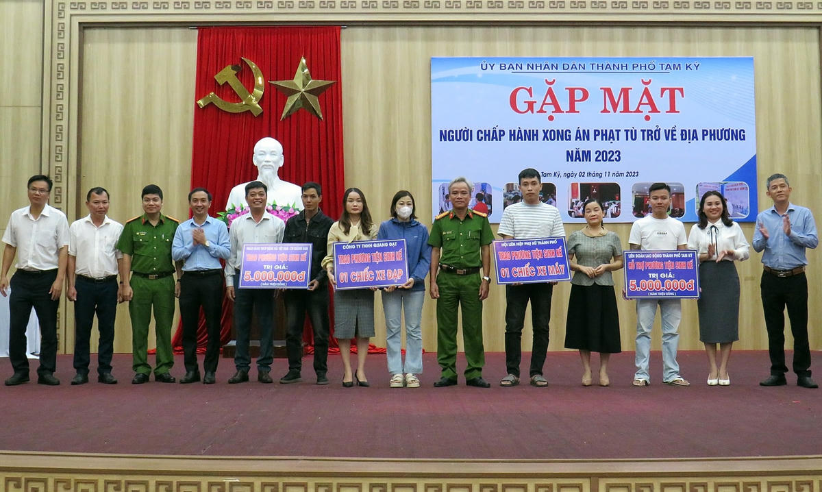 Trao 5 sinh kế cho các cá nhân chấp hành xong án phạt tù trở về lại địa phương.  