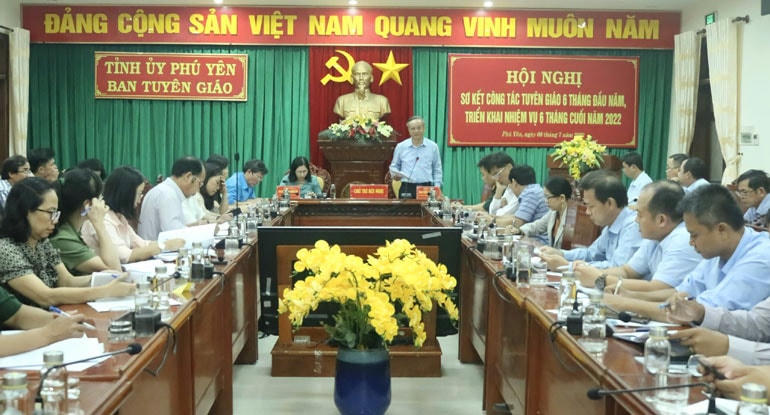 Phó Trưởng ban thường trực Ban Tuyên giáo Tỉnh ủy Phú Yên Nguyễn Văn Sự phát biểu tại hội nghị.