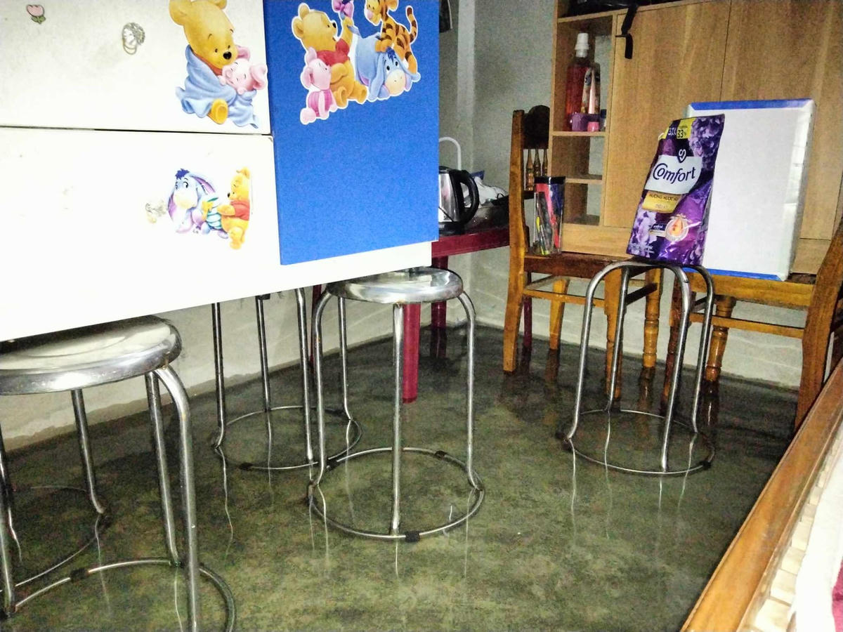 Nước lũ lên nhanh khiến nhiều nhà dân ở vùng thấp trũng bị ngập trong đêm 14 rạng sáng 15/11. Ảnh: Phúc Khang
