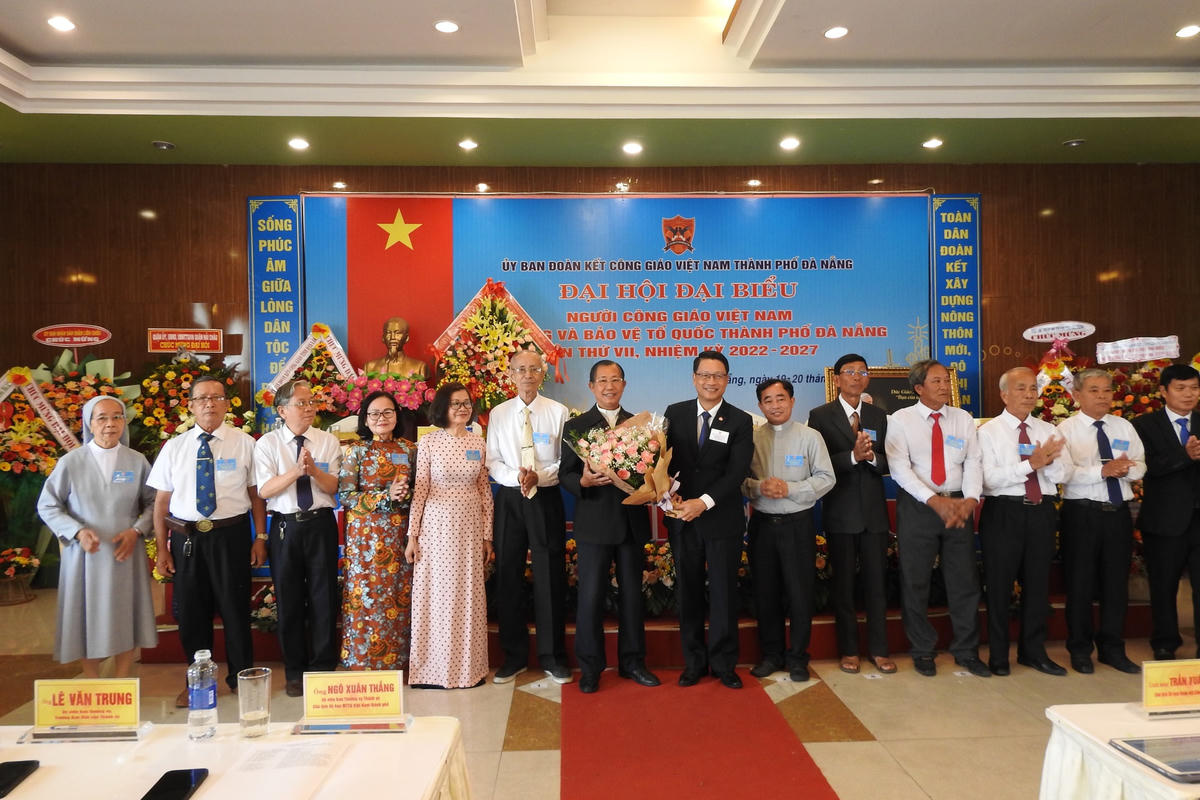 Chủ tịch Ủy ban MTTQ Việt Nam TP Đà Nẵng Ngô Xuân Thắng chúc mừng Linh mục Nguyễn Hùng và các vị ủy viên Ủy ban ĐKCG TP Đà Nẵng khóa mới. Ảnh Thanh Tùng.
