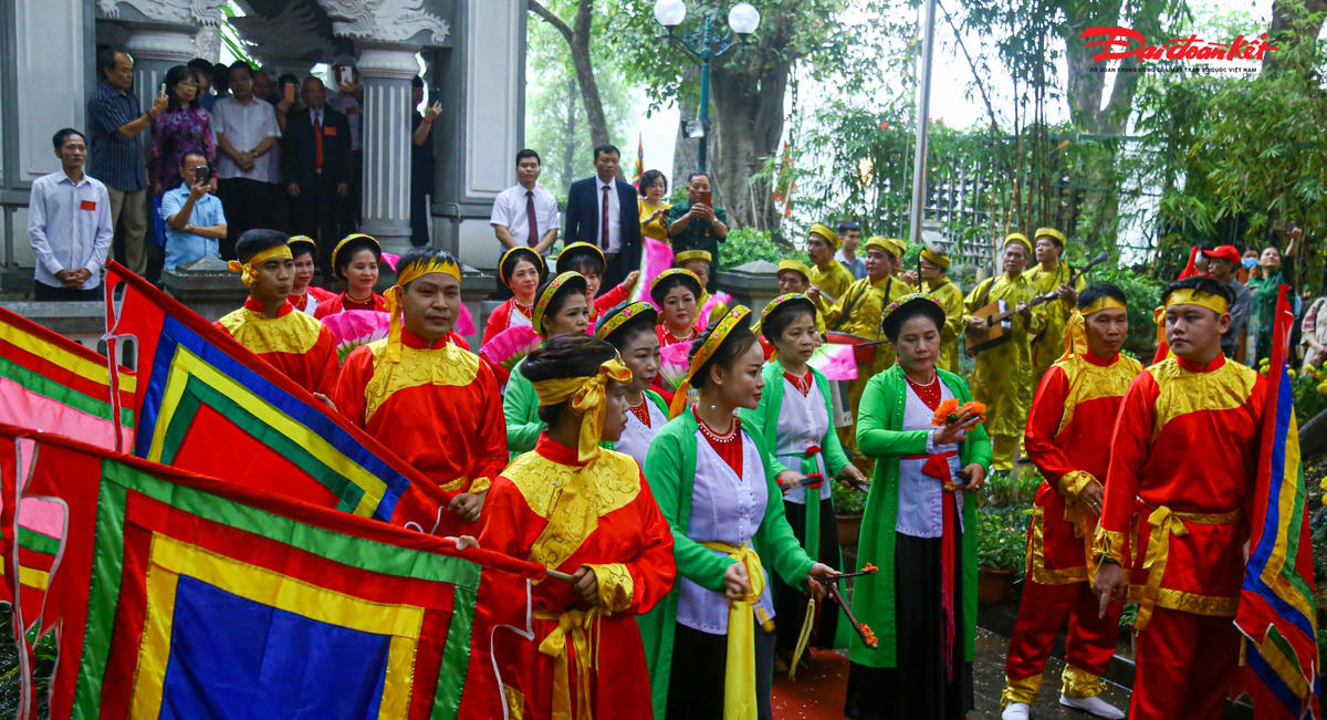 Năm 1407, nhà Minh đem quân sang xâm lược nước ta, nhân dân phải sống trong cảnh lầm than. Năm 1416, từ miền núi rừng Lam Sơn, Lê Lợi đã cùng các hào kiệt liên danh hội thề ở Lũng Nhai, nguyện đánh giặc Minh cứu nước, xưng danh Bình Định Vương, phất cờ khởi nghĩa. 
