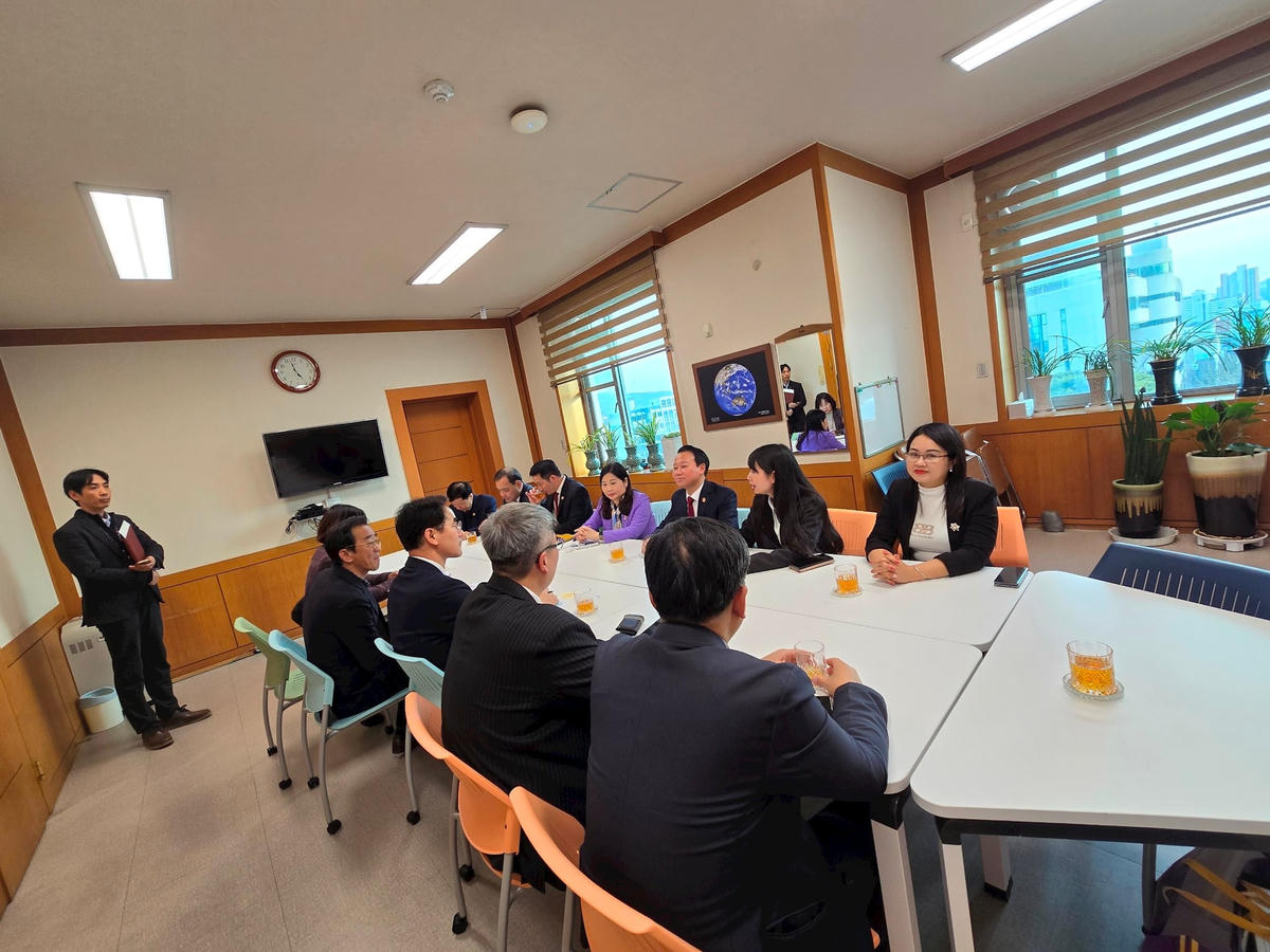 Đoàn công tác làm việc với Phó Thống đốc tinh Gangwon Kim Myung Sun