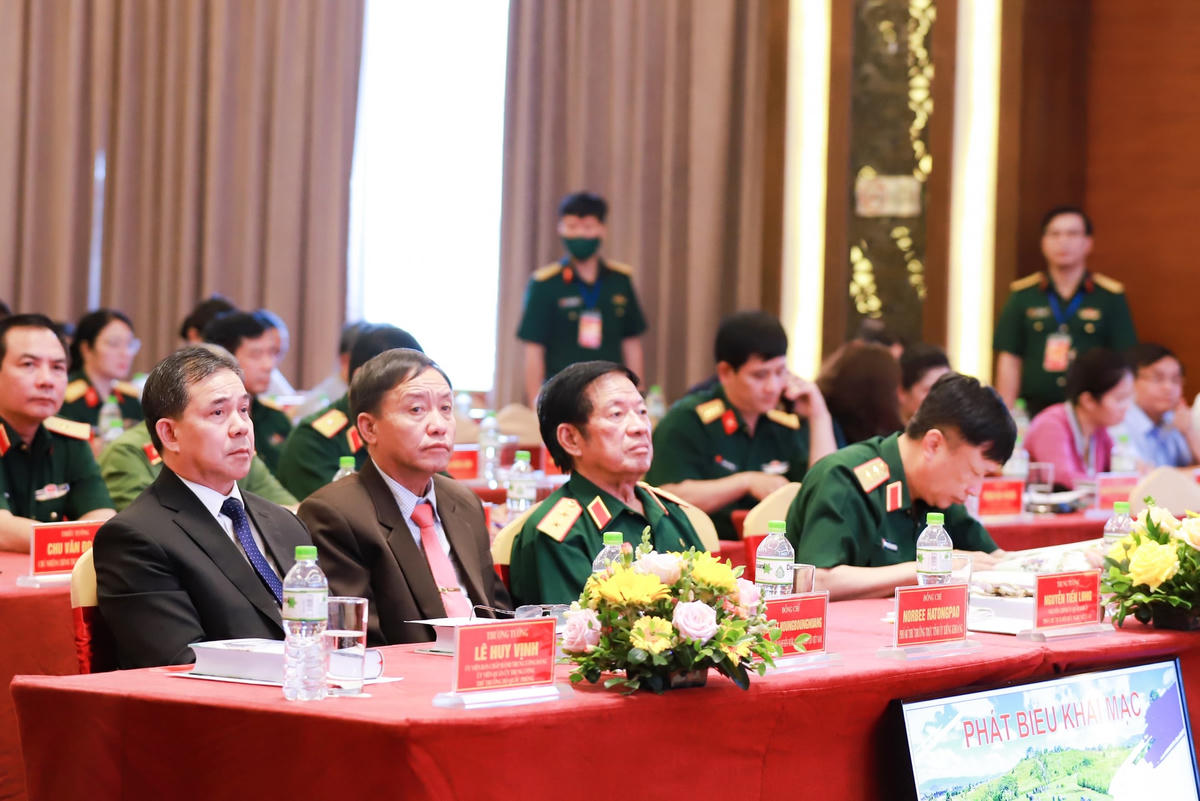 Đại diện lãnh đạo tỉnh Xiêng Khoảng, cán bộ quân đội nước bạn Lào tại Hội thảo.