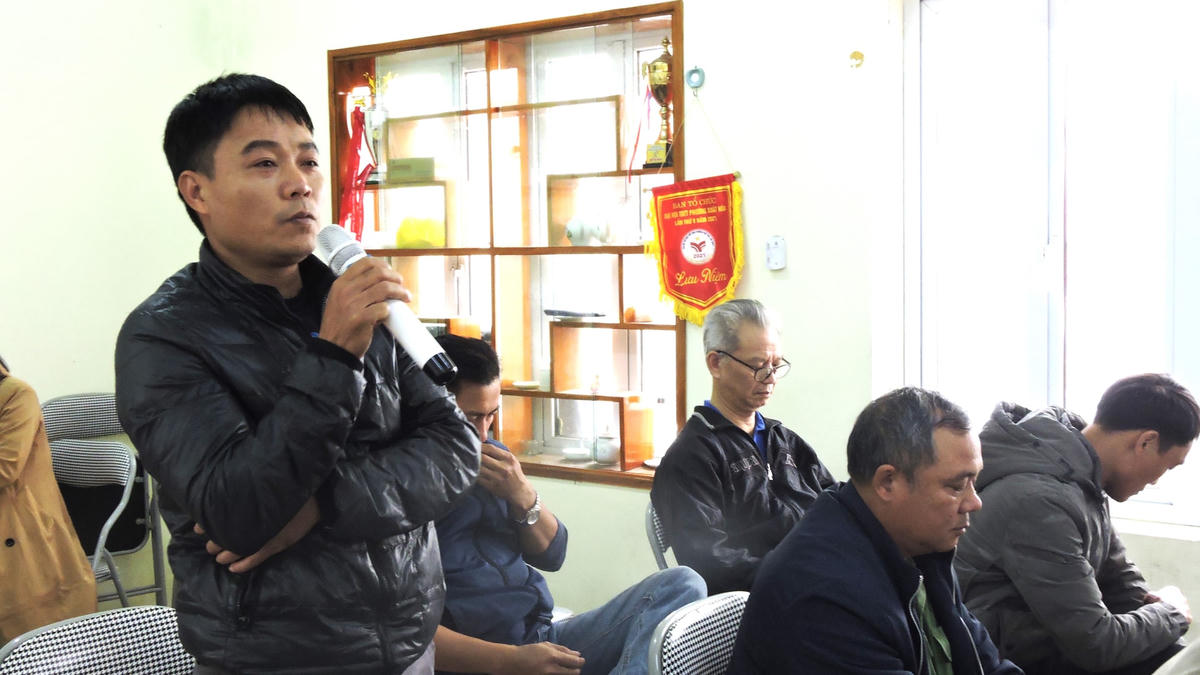 Cử tri Hoàng Văn Nam bức xúc vấn đề nhà máy đốt lốp trái phép gây ô nhiễm môi trường. Ảnh: Toán Nguyễn.