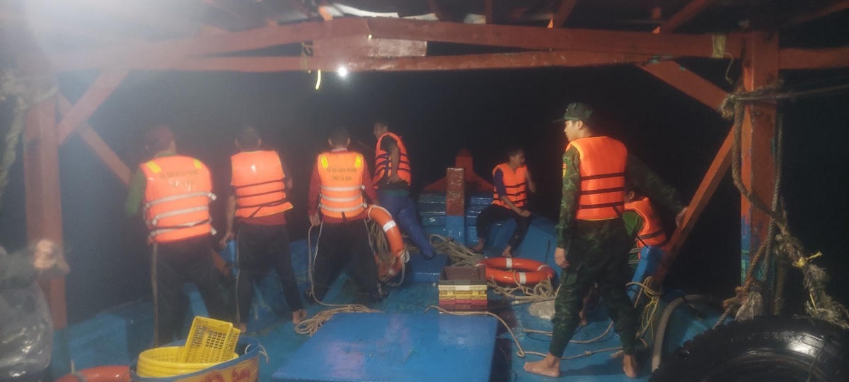 Ngành chức năng Cà Mau kịp thời ứng cứu 15 ngư dân bị chìm tàu trên biển.