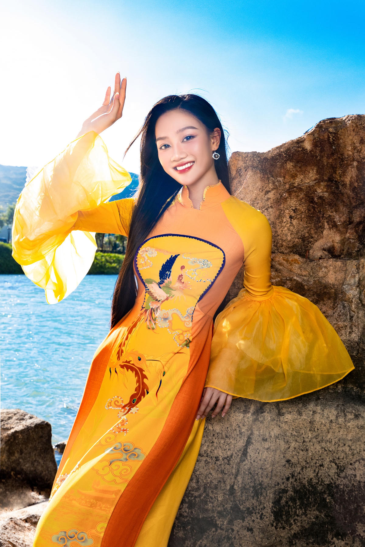 Những hoa văn được đính kết thêm vô cùng nổi bật đến mang đậm vẻ đẹp Việt  cùng với những bộ trang sức ngọc trai càng khiến các cô gái trở nên tỏa sáng.