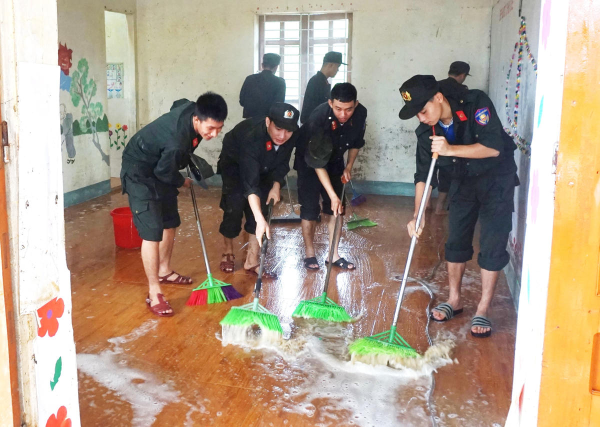 Với phương châm nước rút đến đâu, dọn đến đó, các cán bộ chiến sĩ công an đã khẩn trương hỗ trợ nhân dân, chính quyền địa phương khắc phục hậu quả sau mưa lũ….