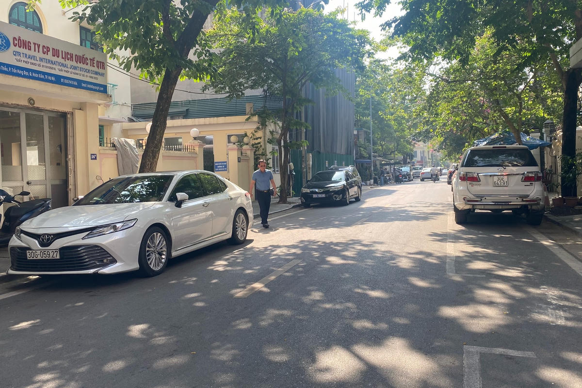 Theo ông Bảo riêng trên phố Dã Tượng, Sở GTVT Hà Nội đã dỡ bỏ biển đỗ xe theo ngày chẵn, lẻ. Lý do là để phục vụ dự án đường sắt đô thị đang thi công gần đó.