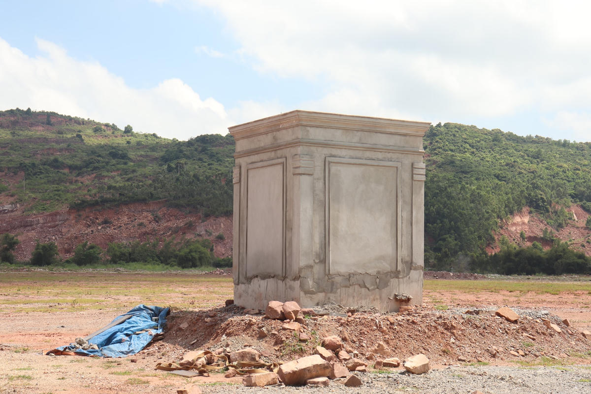 Một cột trụ nằm lẻ loi giữa khuôn viên dự án.