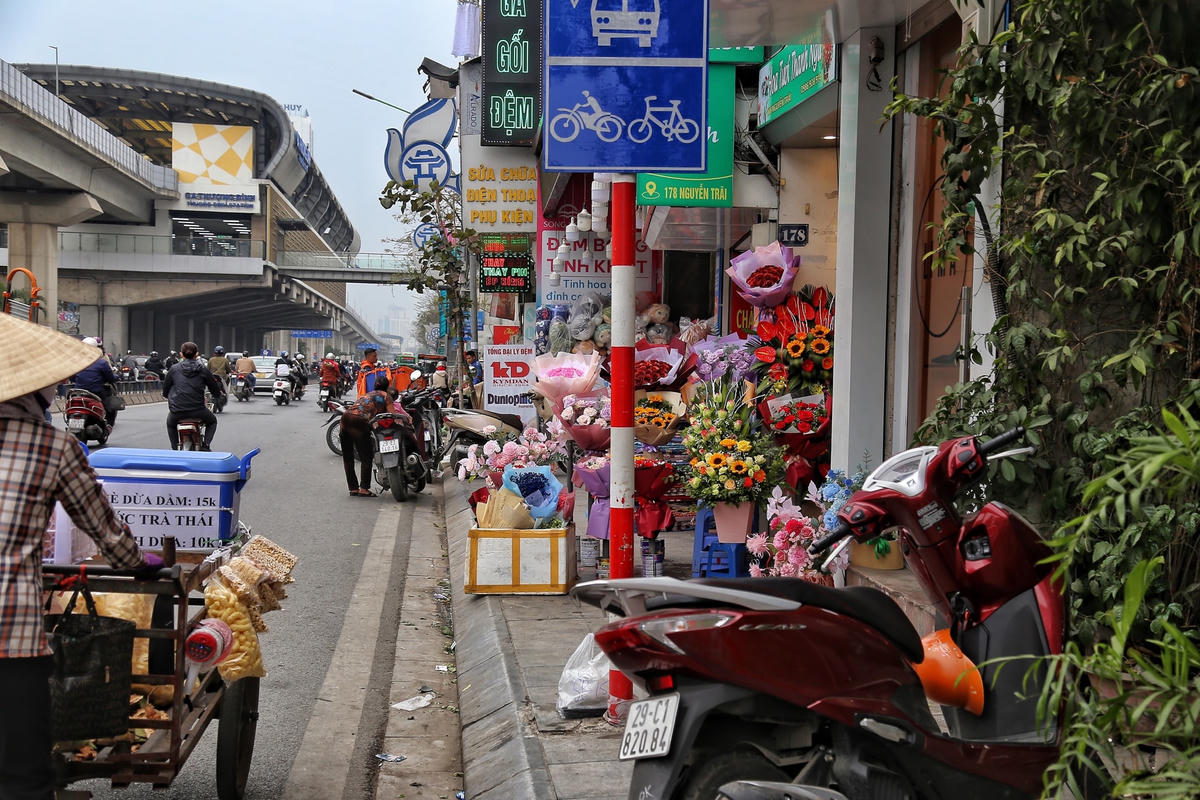 Theo kế hoạch của Ban Chỉ đạo 197 TP Hà Nội, đợt tổng kiểm tra chia làm 3 giai đoạn: Giai đoạn một đến hết ngày 28/2 với trọng tâm tuyên truyền, vận động người dân chấp hành các quy định, ký cam kết tự nguyện chấm dứt vi phạm lấn chiếm lòng lề đường, trả lại nguyên trạng hè phố, lòng đường. Giai đoạn hai (1/3 - 31/3), Ban Chỉ đạo 197 sẽ tổng kiểm tra, xử lý vi phạm về trật tự đô thị, trật tự công cộng, trong đó tăng cường xử lý hành vi lấn chiếm lòng đường, hè phố để kinh doanh, buôn bán, trông giữ phương tiện sai quy định. Giai đoạn ba (1/4 - 1/11), các lực lượng duy trì kiểm tra, xử lý, không để vi phạm tái diễn.