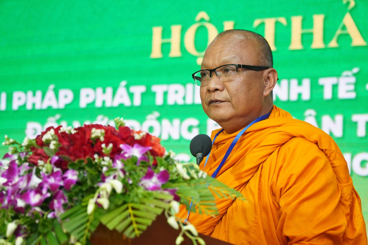 Thượng tọa - Tiến sỹ Lý Hùng phát biểu tại hội thảo.