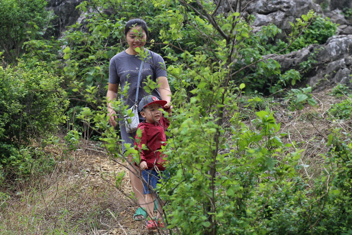 "Đây là địa điểm có không gian thoáng đãng phù hợp với các hoạt động như thả diều, cắm trại, ngắm hoàng hôn hay bình minh. Đặc biệt, nơi đây không thu vé vào, ai muốn đến cũng được", chị Thanh cho hay.