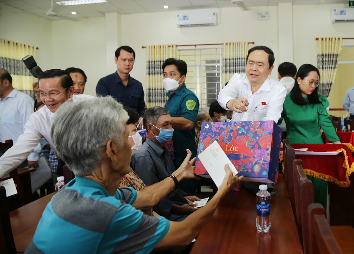 Phó Chủ tịch thường trực Quốc hội Trần Thanh Mẫn trao quà cho bà con phường Tân An.