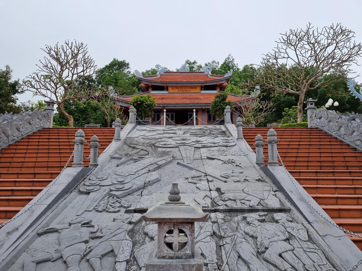 Đền tưởng niệm gồm ba bộ phận, trong đó, đền chính là nơi thờ tự linh hồn các anh hùng, liệt sĩ, trước đền chính là tháp báo ân và tháp chuông.