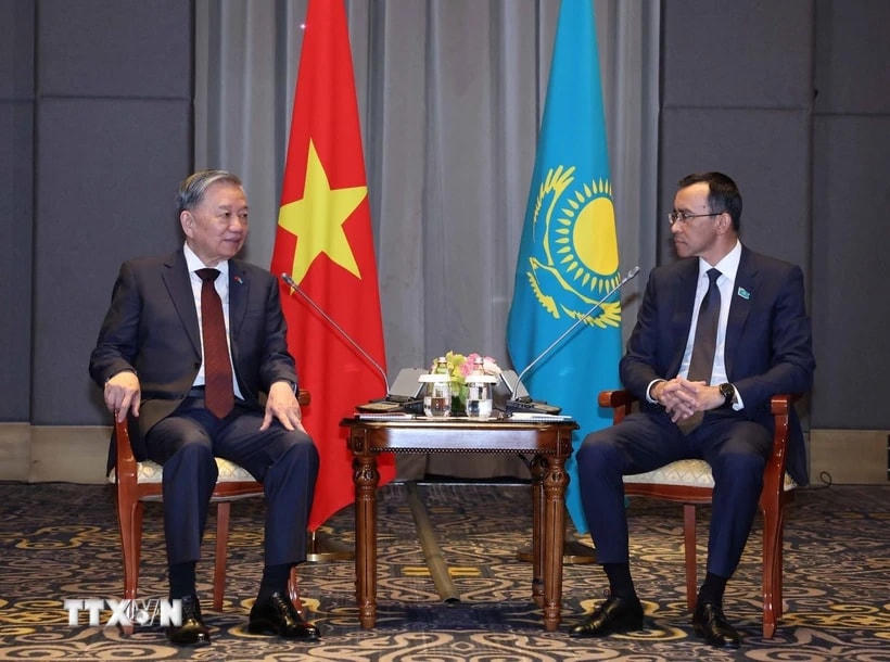 Tổng Bí thư Tô Lâm hội kiến Chủ tịch Thượng viện Kazakhstan Maulen Ashimbayev. (Ảnh: Thống Nhất/TTXVN)