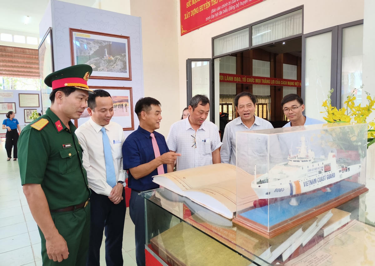 Rất đông lãnh đạo tỉnh Quảng Nam, UBND huyện Núi Thành tham quan triển lãm.